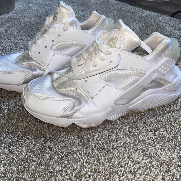 Women’s Nike Huaraches - Picture 2 of 6